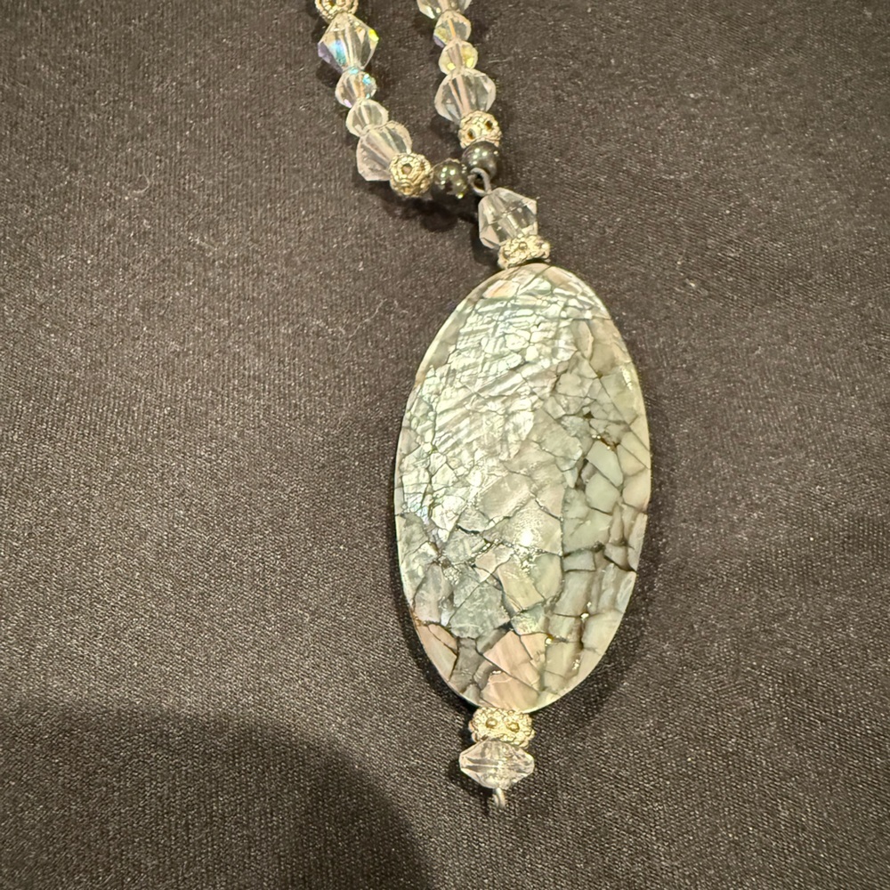 Elegant Vintage Abalone Pendant Necklace with Crystal Beads - Picture 2 of 16